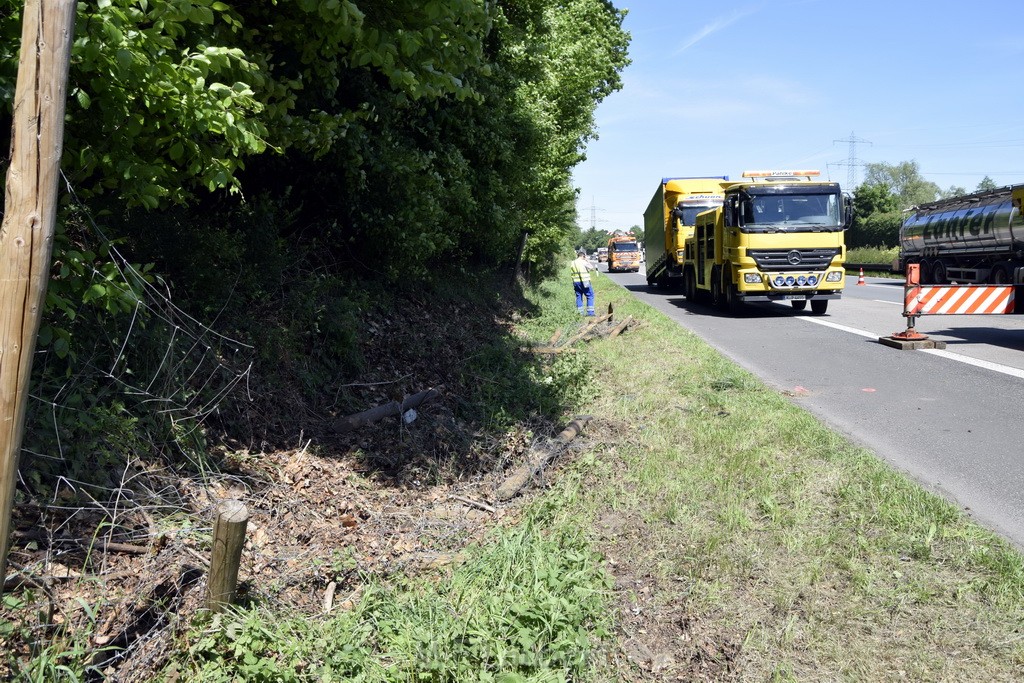 LKW in Boeschung A 3 Rich Frankfurt Hoehe Roesrath Lohmar P254.JPG - Miklos Laubert